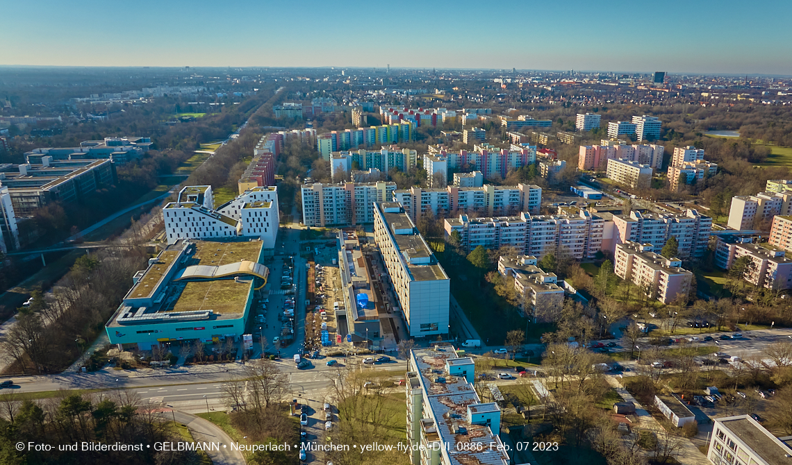 07.02.2023 - Luftbilder von der Montessori Schule im Plettzentrum Neuperlach